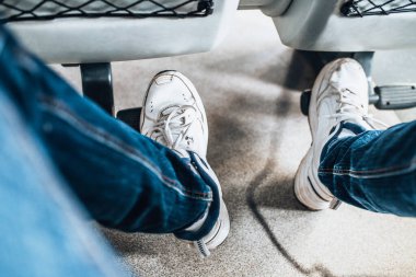 Tren vagonunda rahat ve rahat bir yolculuk için ayak dinlenme - uzun bir yolculukta oturma - küçük bir bacak odası