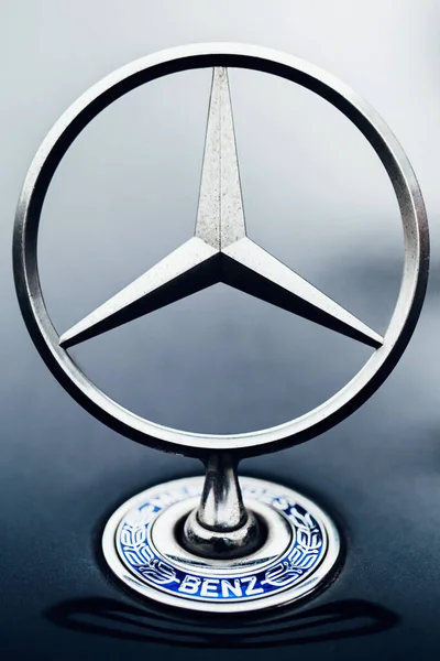 Minsk Bielorrusia Octubre 2020 Insignia Popa Capucha Mercedes Emblema Metálico — Foto de Stock