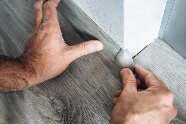 Förmannen Installerar Ett Yttre Plasthörn För Golvsockeln Reparationen Golvet Lägger — Stockfoto