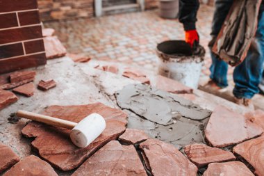 Evin dışına fayanslar yapıştırmak - vakfın dış yüzüne taş yapıştırmak