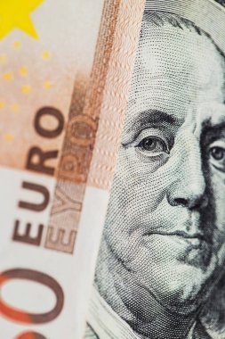 Bir dolar banknotuyla ABD Başkanı 'nın sitemine yakından bir göz atalım. Avro banknotunun arkasından süzülüyor ve dolar düşüyor.