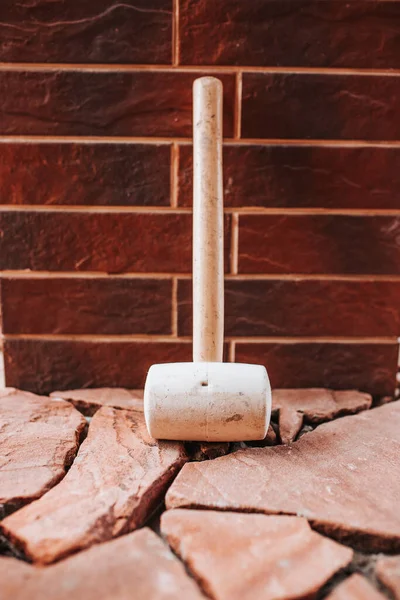 Limplattor Utanför Huset Utvändigt Ansikte Fundamentet Med Sten — Stockfoto