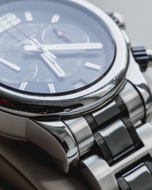 İsviçre Longines premium saati bir paketleme kutusunda yakın çekim - erkek bilek kronometresi - doğum günü hediyesi