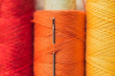Bir makaraya güçlendirilmiş dikiş ipliği - dayanıklı polyester (lavsan) çekirdekli dış pamuk veya polyester örgülü - yüksek ısı dirençli yüksek dikiş dayanıklılığı