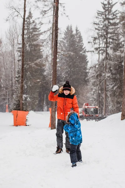 Δύο Αδέλφια Αγόρια Παίζουν Χιονόμπαλες Ένα Πάρκο Λευκό Χειμώνα Διασκέδαση — Φωτογραφία Αρχείου