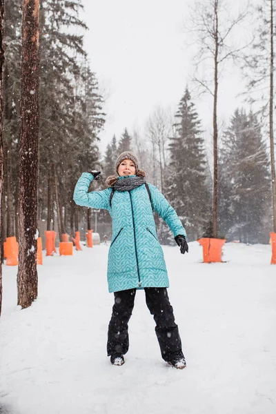 Chica Ropa Invierno Caliente Lanza Bolas Nieve Hacia Cámara Juegos —  Fotos de Stock