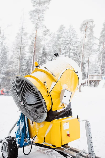 Amarillo Cañón Nieve Potente Las Montañas Para Crear Nieve Artificial —  Fotos de Stock