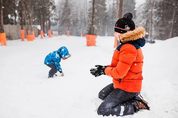 Dois Irmãos Meninos Jogando Bolas Neve Parque Inverno Branco Diversão — Fotografia de Stock