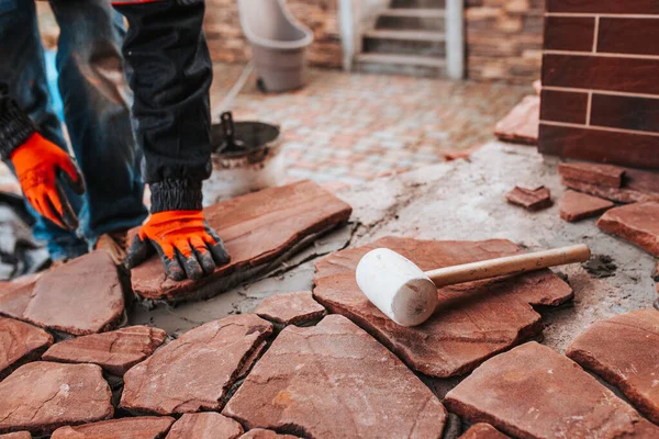 Colocación Azulejos Rizados Pegamento Imitación Piedra Natural Frente Casa Desde —  Fotos de Stock