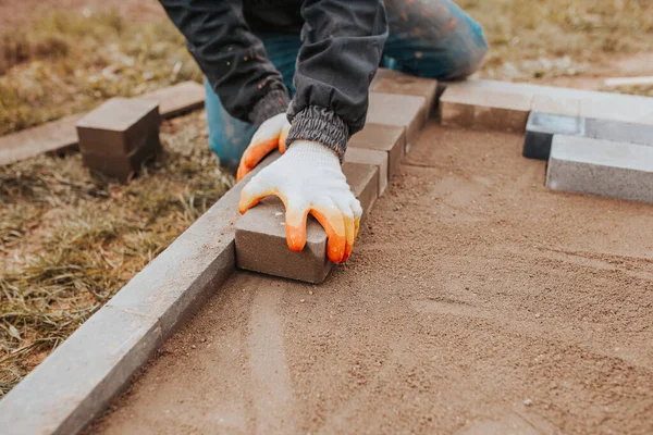 Verklebung Von Granitfliesen Auf Betonunterböden Außerhalb Des Hauses Veranda Und — Stockfoto