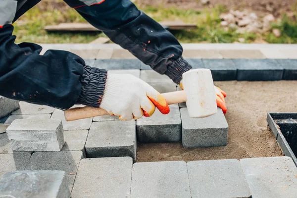 Bindning Granitplattor Till Betonggolv Utanför Huset Veranda Och Uteplats Beklädnad — Stockfoto