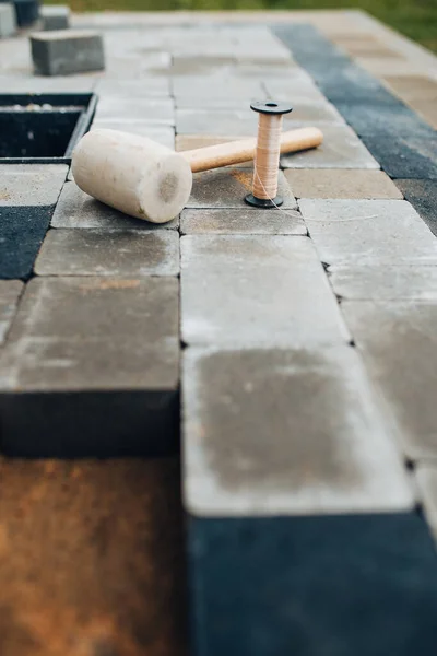 Werkzeuge Für Die Verlegung Und Verlegung Von Pflasterplatten Schnurkelle Und — Stockfoto