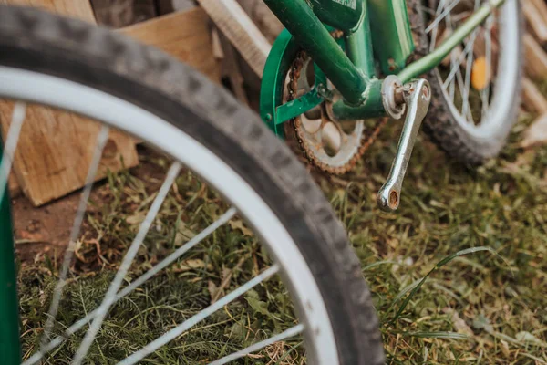 Velha Bicicleta Abandonada Quebrada Enferrujada Sem Manutenção Sem Pedais — Fotografia de Stock