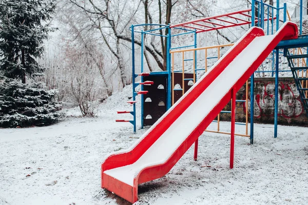 Χιονισμένο Μωρό Κούνια Χειμώνα Άδειο Παιδική Χαρά Κόκκινο Πλαστικό Κούνια — Φωτογραφία Αρχείου
