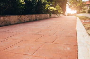 Taş gezinti güvertesi ve sahil boyunca yürüyen patika - akşam gezintisi