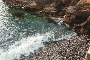 Deniz taşlı kıyı - dalga kayaya çarpıyor - uzun süre maruz kalıyor.
