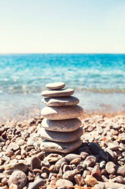 Adanın kıyısında pürüzsüz çakıl taşları - huzur ve yalnızlık ruhsal denge