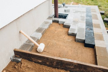 Yürüyüşler, teraslar ve arka bahçeler için dekoratif beton fayanslar - evin dışındaki arsaya kaldırım - kır evi planlama ve mimarisi