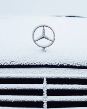 Şiddetli dondurucu soğukta bir arabada buz ve buz - yüksek nem