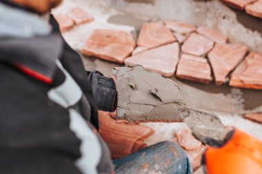 Somut imalat ve kaldırım taşı döşeme - evin yakınındaki alanın dış kısmı - asfaltın değiştirilmesi 
