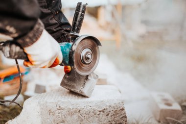 Somut imalat ve kaldırım taşı döşeme - evin yakınındaki alanın dış kısmı - asfaltın değiştirilmesi 