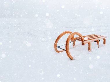 Kar kayağı ve kızak için klasik ahşap kızak - kış eğlencesi ve oyunlar