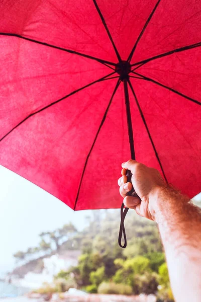 Ein Roter Regenschirm Wird Vom Wind Aus Der Hand Gerissen — Stockfoto