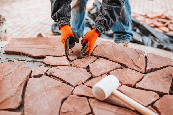 Colocación Profesional Piedra Carretera Losas Pavimentación Para Caminar Aparcar Pavimentación — Foto de Stock