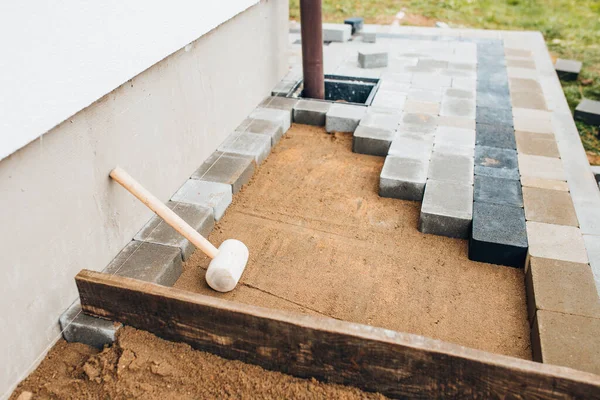 Yürüyüşler, teraslar ve arka bahçeler için dekoratif beton fayanslar - evin dışındaki arsaya kaldırım - kır evi planlama ve mimarisi