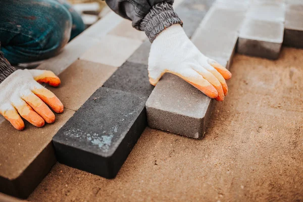 Bindning Granitplattor Till Betonggolv Utanför Huset Veranda Och Uteplats Beklädnad — Stockfoto