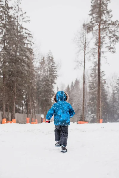 Niño Feliz Corre Nieve Bosque Jugar Caminar Aire Fresco Acción —  Fotos de Stock