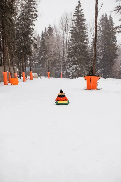 Niño Desliza Por Una Empinada Pendiente Nevada Desde Una Montaña —  Fotos de Stock