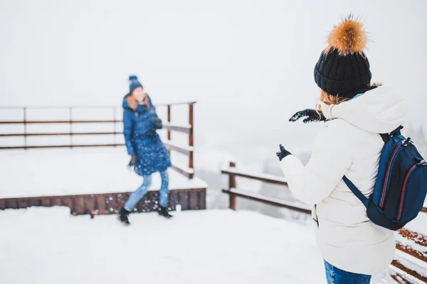 Дві Жінки Кидають Сніжки Ліс Білі Дерева Взимку — стокове фото