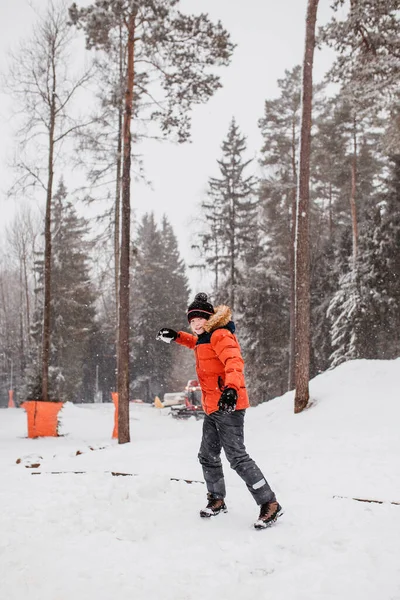 Los Niños Juegan Tobogán Nieve Invierno Lanzar Bolas Nieve Esculpir —  Fotos de Stock