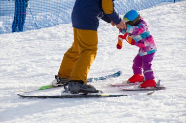 Kadın Kayak öğretmen çocuk eğitimi