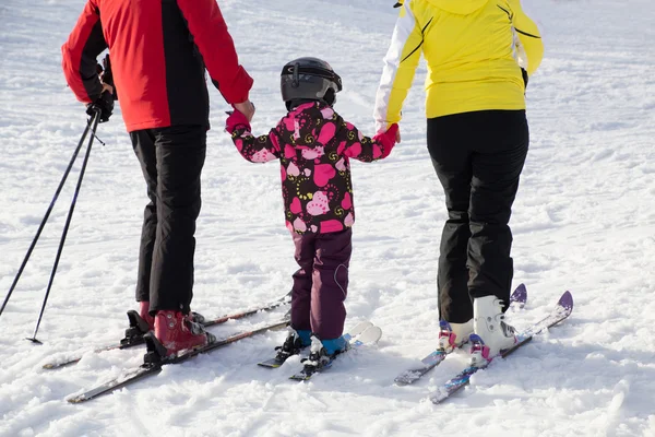 Οικογένεια σκι στο χιονοδρομικό κέντρο — Φωτογραφία Αρχείου