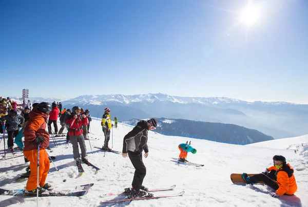 Pessoas esquiando em uma pista de esqui — Fotografia de Stock