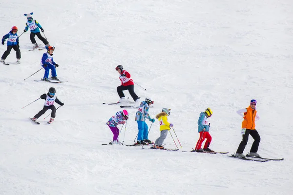 Дети на лыжном курорте — стоковое фото