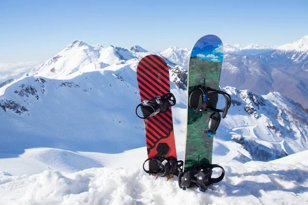 Twee snowboards staan in de sneeuw — Stockfoto