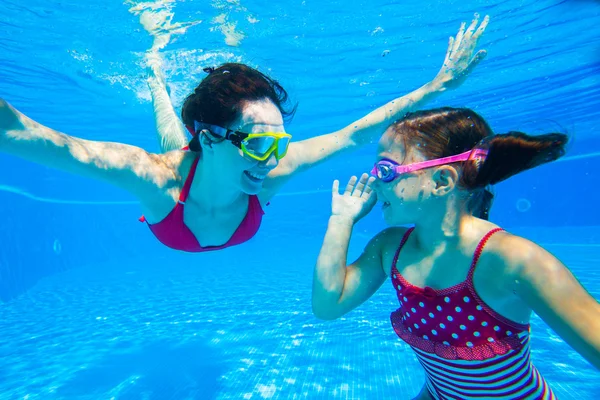 Chica con madre bajo el agua — Foto de Stock