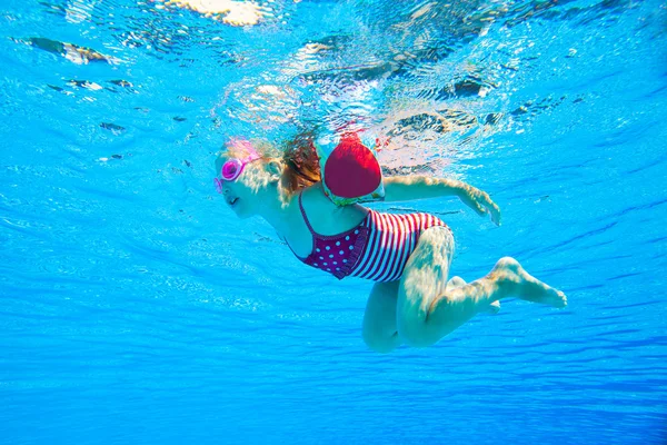 Fille flottant dans la piscine — Photo