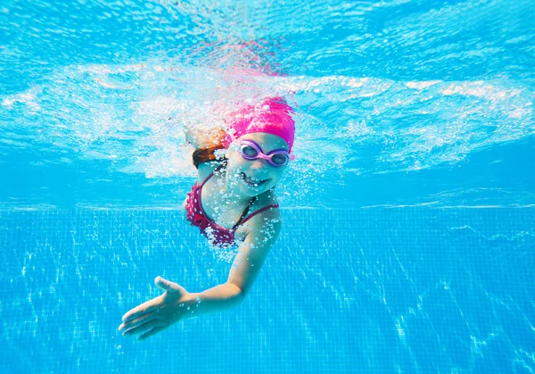 Fille nager dans la piscine — Photo
