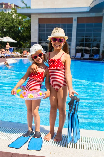 Bambine vicino alla piscina — Foto Stock