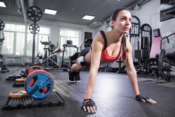 Mujer joven en el gimnasio — Foto de Stock