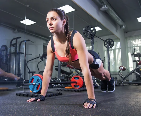 Junge Frau im Fitnessstudio — Stockfoto