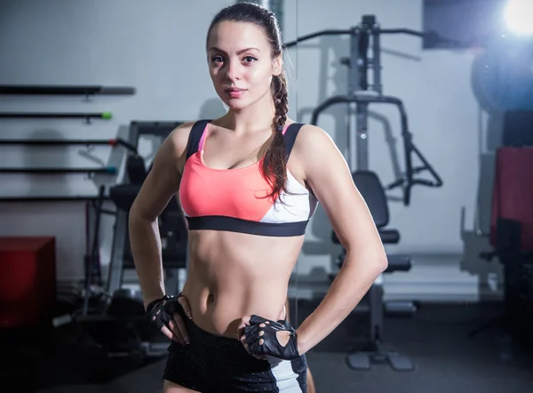 Ung kvinna på gym — Stockfoto