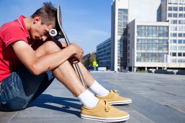 Θλιβερή skateboarder αρσενικό — Φωτογραφία Αρχείου