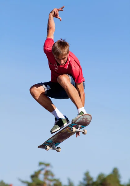 Male skateboarder jumping on skateboard — Stock Photo, Image