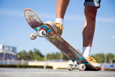 buz pateni yaparken kaykaycılar ayak