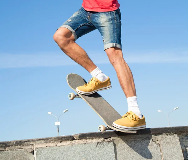 Männlicher Skateboarder springt auf Skateboard — Stockfoto